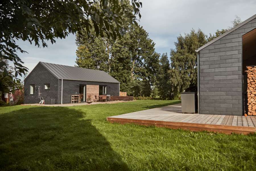 Skiffer, træ og stålprofiler i stilskabende symmetri, Mågevej 11, 4040 Jyllinge